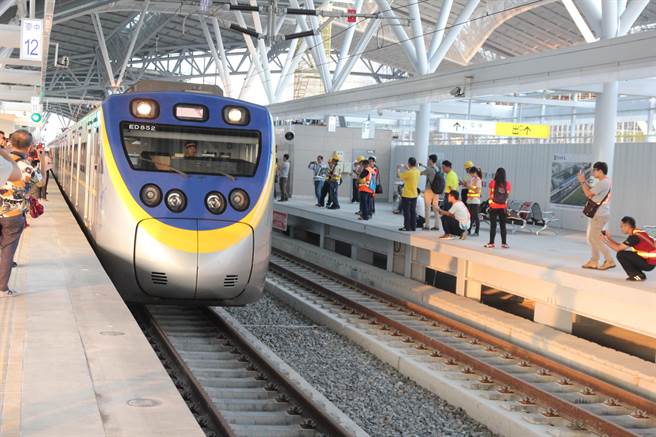 全國最高車站新台中火車站啟用，吸引不少民眾及鐵道迷初體驗