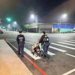 【寒夜裡的一道暖光：岡山警推輪椅護送迷途老婦平安返家】